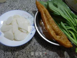 油菜蕻油条年糕汤的做法步骤：1