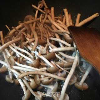 茶树菇炒蒜苗的做法步骤：4