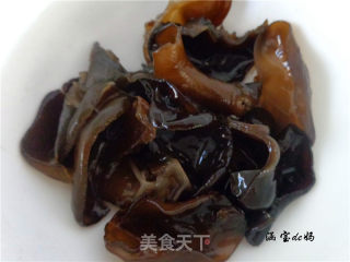 白菜炒木耳的做法步骤：2