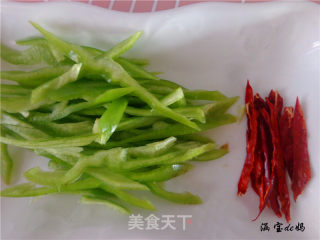 双椒豆腐丝的做法步骤：1