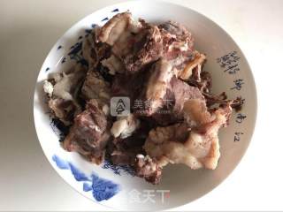 当归羊肉汤的做法步骤：1