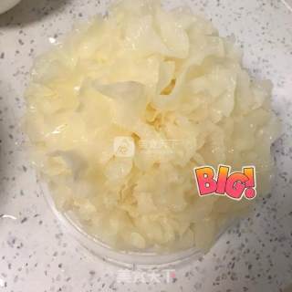 银耳冰糖雪梨的做法步骤：1