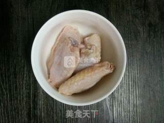 杏鲍菇炒鸡翅的做法步骤：1