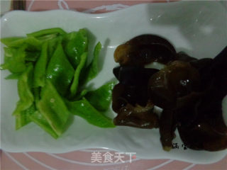 青椒木耳炒魔芋的做法步骤：2