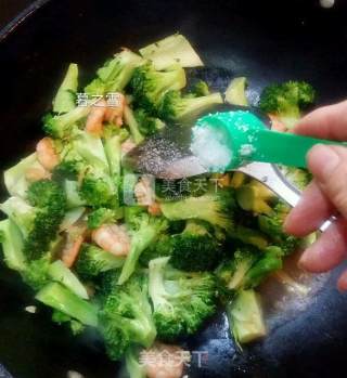 西蓝花炒虾仁的做法步骤：6