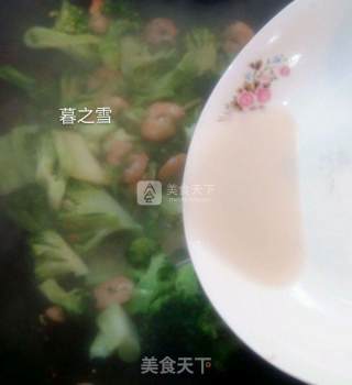 西蓝花炒虾仁的做法步骤：7