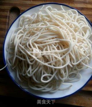 香菇火腿肠炒面的做法步骤：1