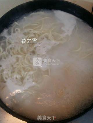 香菇火腿肠炒面的做法步骤：3