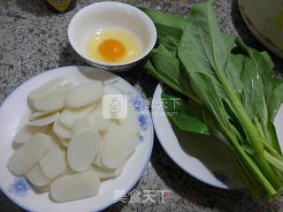 鸡蛋油菜蕻炒年糕的做法步骤：1