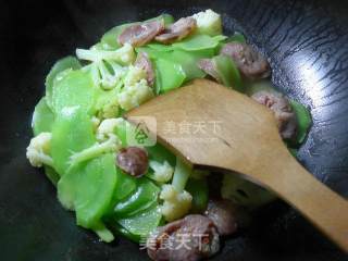 花菜麻辣香肠炒莴笋的做法步骤：7