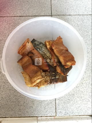红烧腊鱼的做法步骤：1