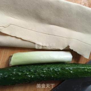 黄瓜千张卷的做法步骤：1