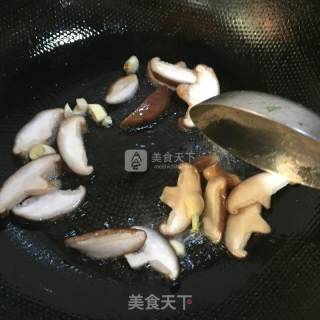 香菇炒五月慢的做法步骤：3