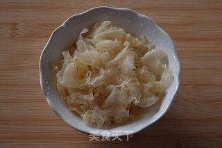 雪梨银耳露的做法步骤：2