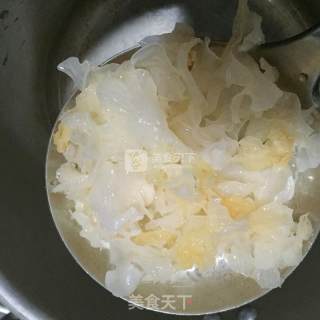 冰糖银耳炖雪梨的做法步骤：3