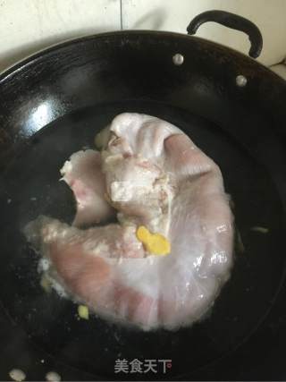 莲子猪肚汤的做法步骤：3