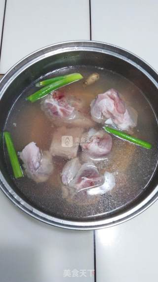 荸荠莲藕筒骨汤的做法步骤：1