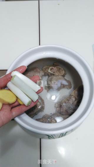 荸荠莲藕筒骨汤的做法步骤：2
