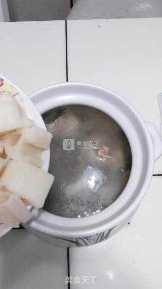荸荠莲藕筒骨汤的做法步骤：3