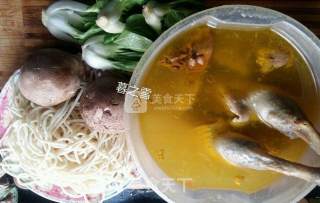 原汁鸡汤面的做法步骤：1