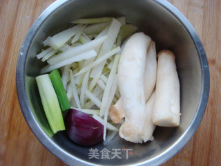 鸡腿菇炒萝卜的做法步骤：1