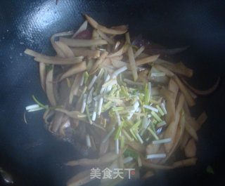 鸡腿菇炒萝卜的做法步骤：7