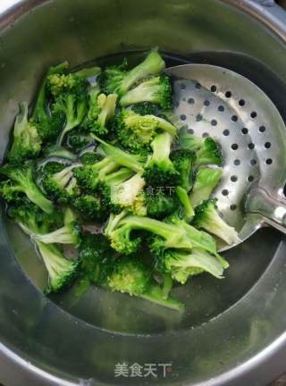 西兰花炒香菇的做法步骤：2