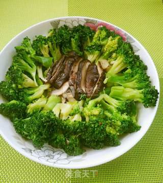 西兰花炒香菇的做法步骤：7