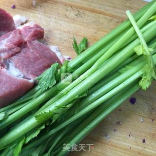 芹菜猪肉馅的做法步骤：1