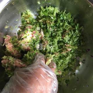 芹菜猪肉馅的做法步骤：6