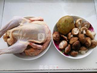 小笨鸡炖香菇的做法步骤：1