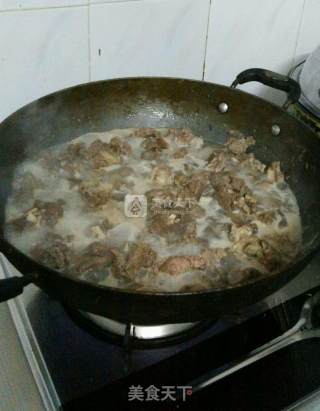 酱爆羊肉煲的做法步骤：2