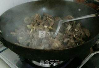 酱爆羊肉煲的做法步骤：7
