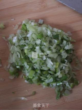 大倭瓜韭菜鸡蛋水饺的做法步骤：1