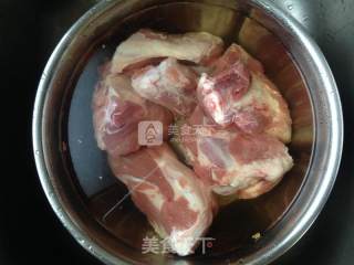 炖大骨头的做法步骤：2