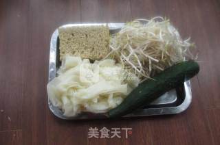 香辣芝麻酱凉皮的做法步骤：1