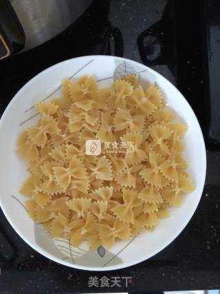 蝴蝶形意大利面的做法步骤：1
