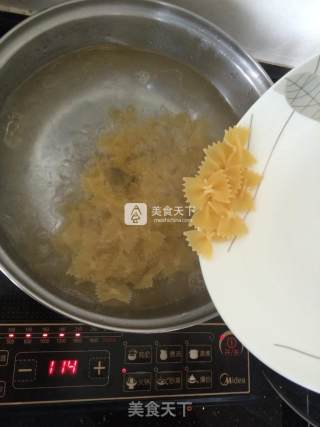 蝴蝶形意大利面的做法步骤：2