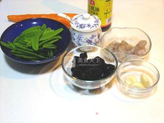 荷兰豆炒虾仁的做法步骤：1