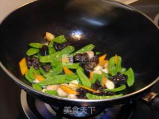 荷兰豆炒虾仁的做法步骤：3