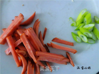 火腿炒豆芽的做法步骤：1