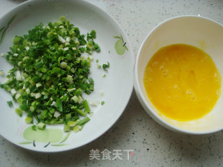 蒜苗炒鸡蛋的做法步骤：2