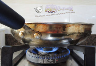 不锈钢平底锅也能煎出美味牛排，悄悄告诉你小秘诀哦的做法步骤：2