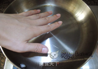 不锈钢平底锅也能煎出美味牛排，悄悄告诉你小秘诀哦的做法步骤：3