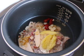 花旗参莲藕鸡汤的做法步骤：2