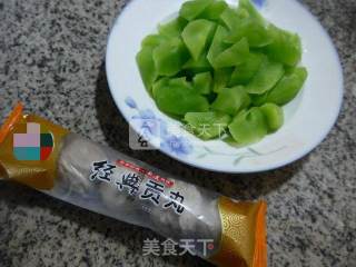 贡丸炒莴笋的做法步骤：1