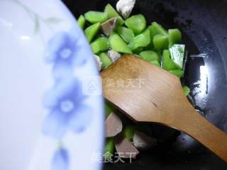 贡丸炒莴笋的做法步骤：4