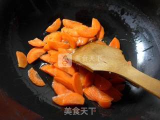 花生米炒胡萝卜的做法步骤：2