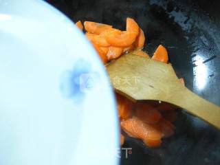 花生米炒胡萝卜的做法步骤：3