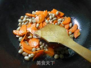 花生米炒胡萝卜的做法步骤：5